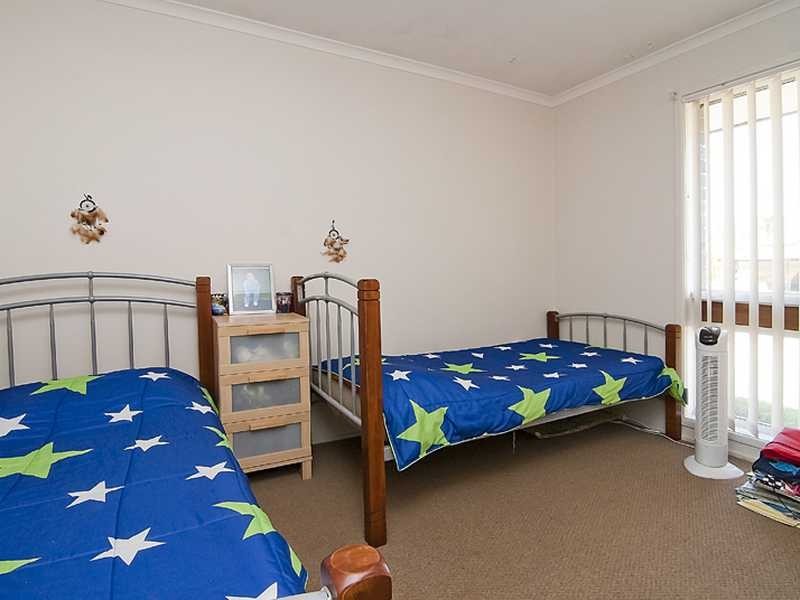 4 Edgehill Cr, Springwood QLD 4127