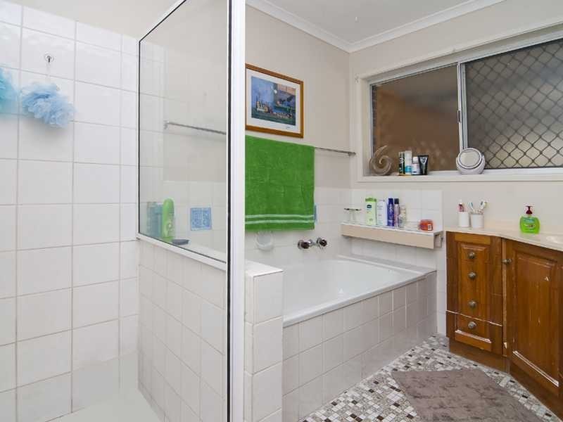 4 Edgehill Cr, Springwood QLD 4127