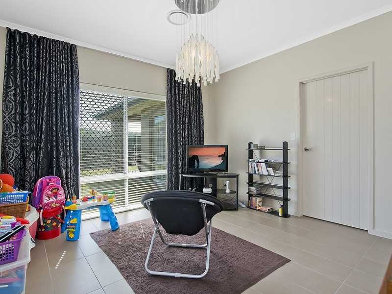 18 Dennis Vale Drive, Daisy Hill QLD 4127