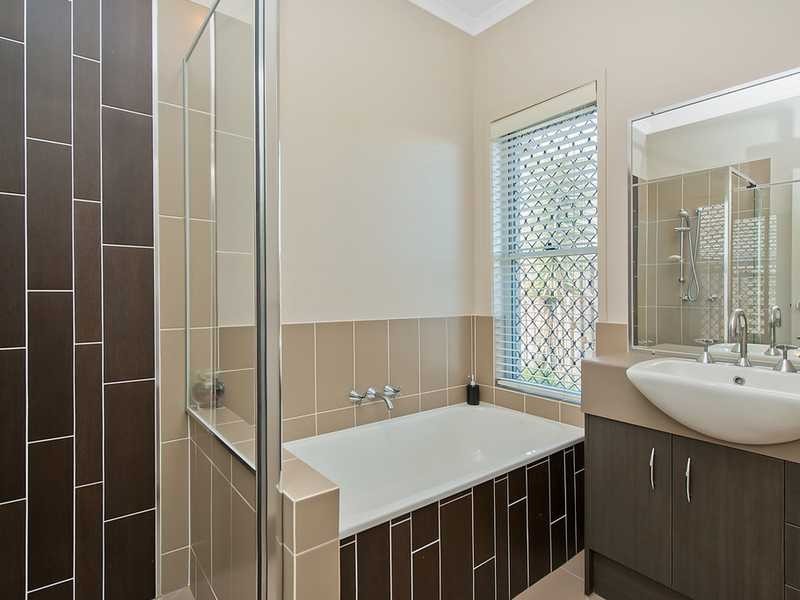 18 Dennis Vale Drive, Daisy Hill QLD 4127