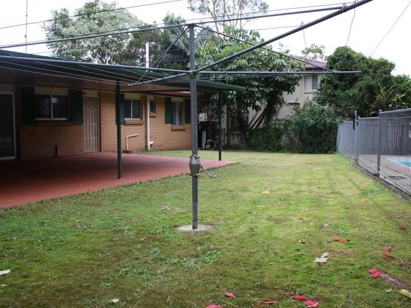 15 Holyoake Drive, Daisy Hill QLD 4127