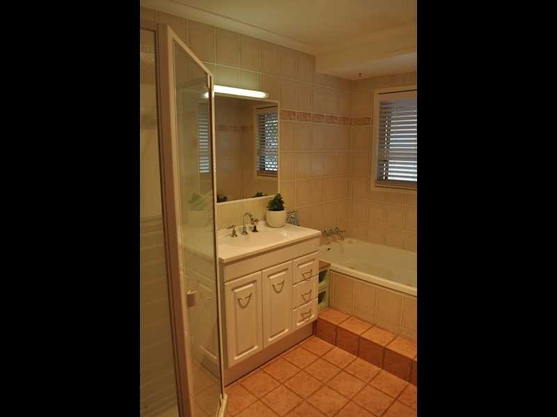 42 Wootton Cresc., Springwood QLD 4127