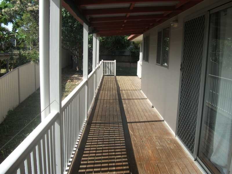 42 Wootton Cresc., Springwood QLD 4127
