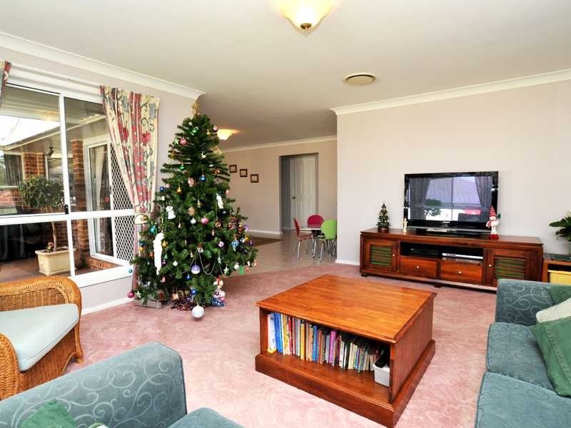 5 Claret Ash Cl, Aberglasslyn NSW 2320