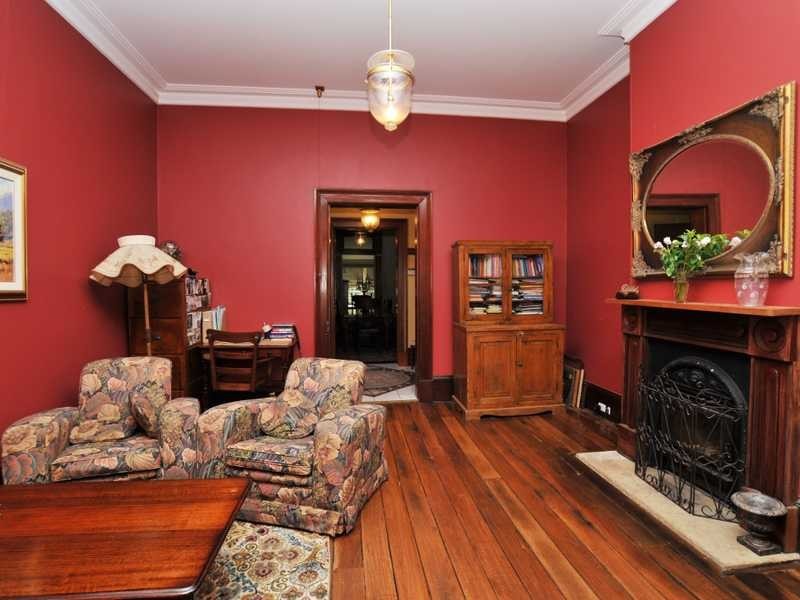 18 Morpeth Road, East Maitland NSW 2323