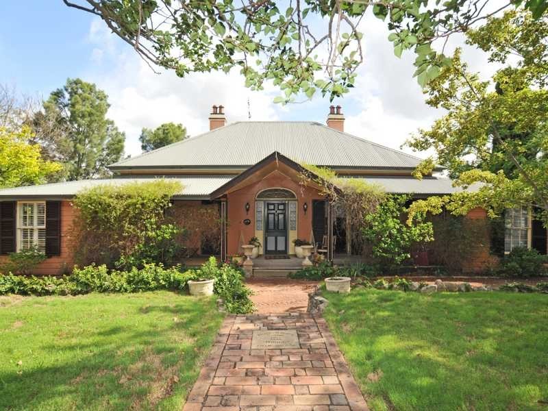 18 Morpeth Road, East Maitland NSW 2323