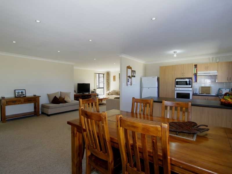 18 Aaron Cove, Aberglasslyn NSW 2320