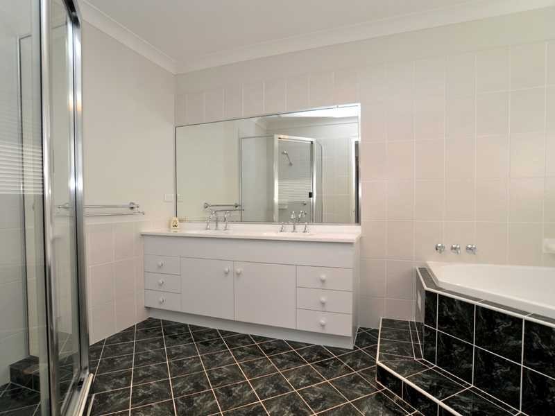 10 Caitlin Cl, Bolwarra Heights NSW 2320