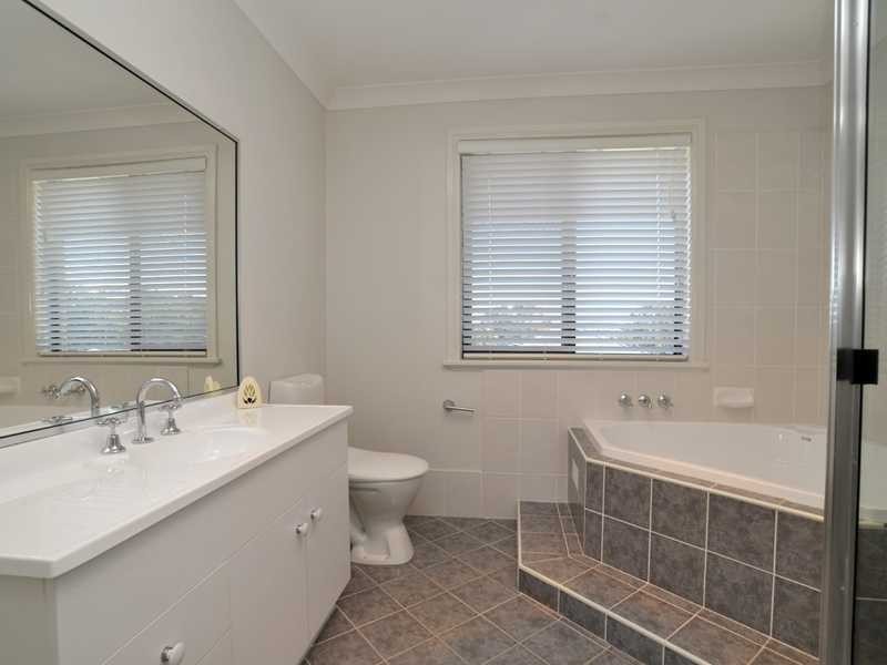 10 Caitlin Cl, Bolwarra Heights NSW 2320