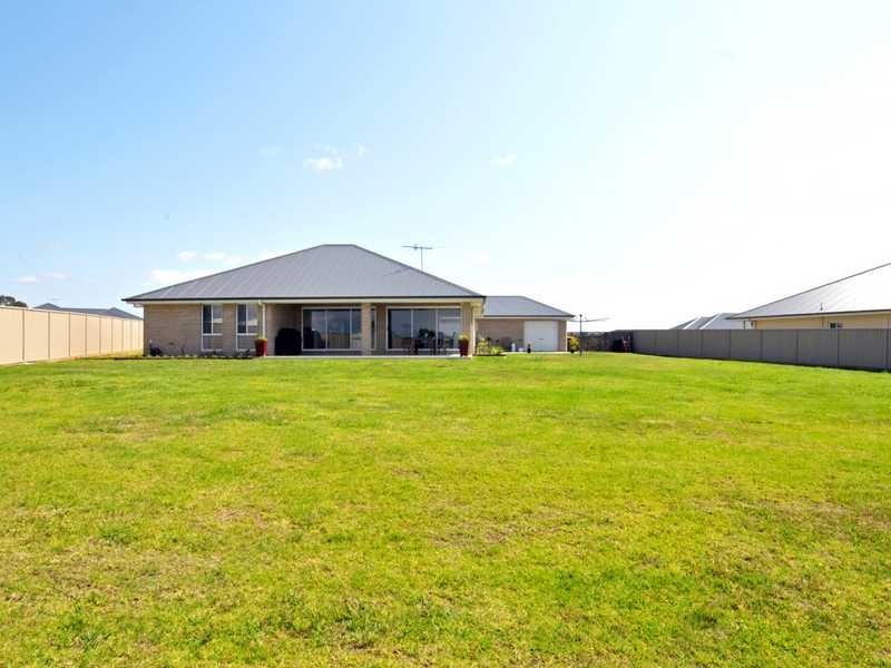 19 Arran Cct, Largs NSW 2320