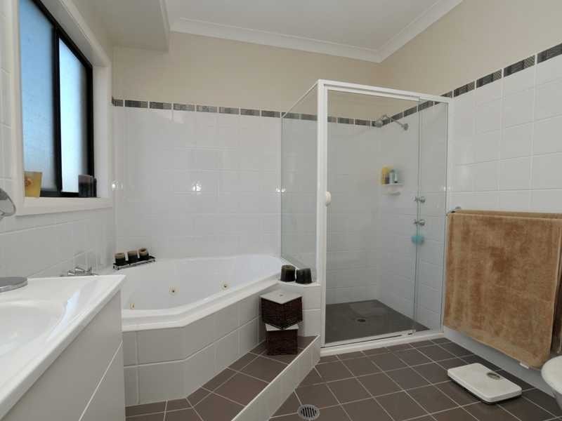 1 Bowalla Cl, Wallalong NSW 2320