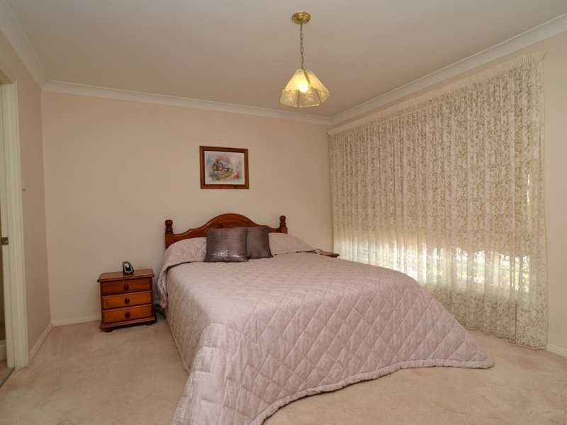 2 Rosebrook Row, East Maitland NSW 2323