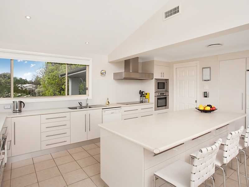 2 Brompton Cl, Bolwarra Heights NSW 2320