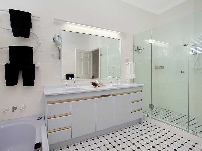 2 Brompton Cl, Bolwarra Heights NSW 2320