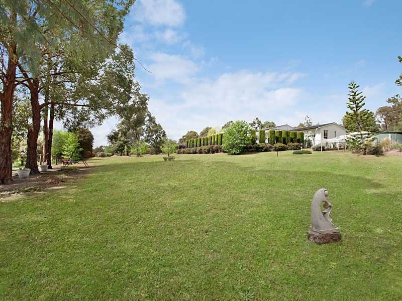 2 Brompton Cl, Bolwarra Heights NSW 2320