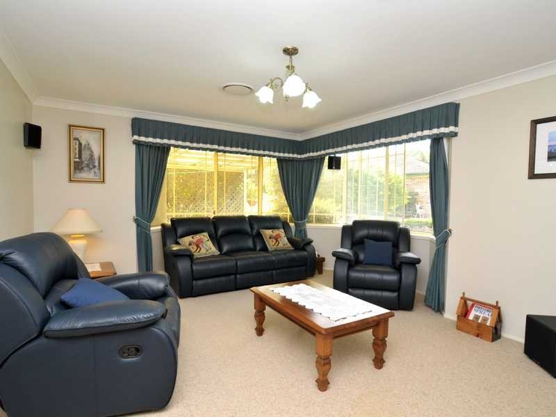 4 Cedarwood Cl, Bolwarra Heights NSW 2320