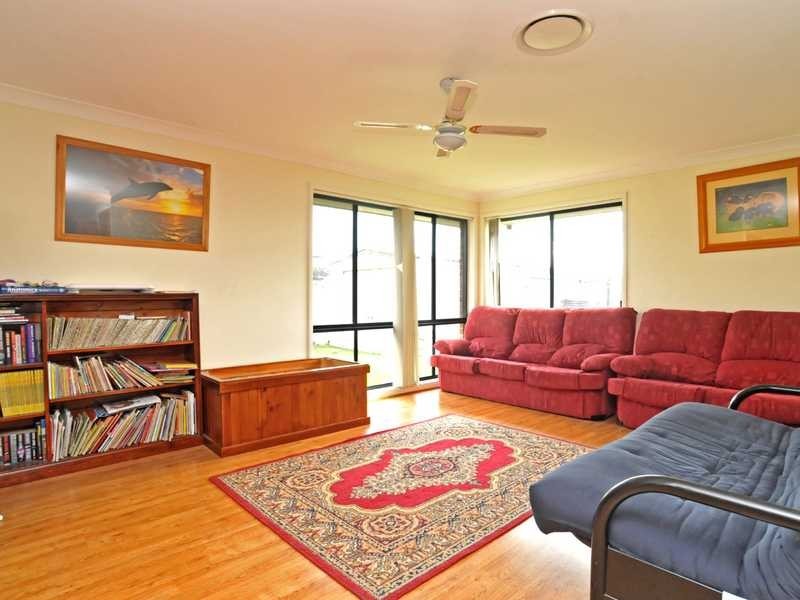 4 Holliday cl, Rutherford NSW 2320