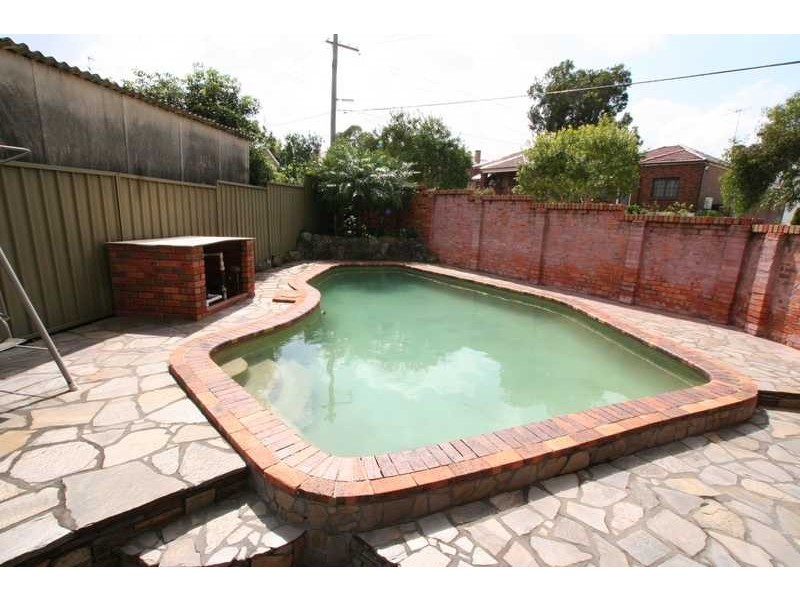 1 Woodlawn Avenue, Earlwood NSW 2206