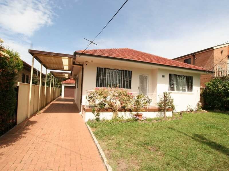 36 Como Road, Greenacre NSW 2190