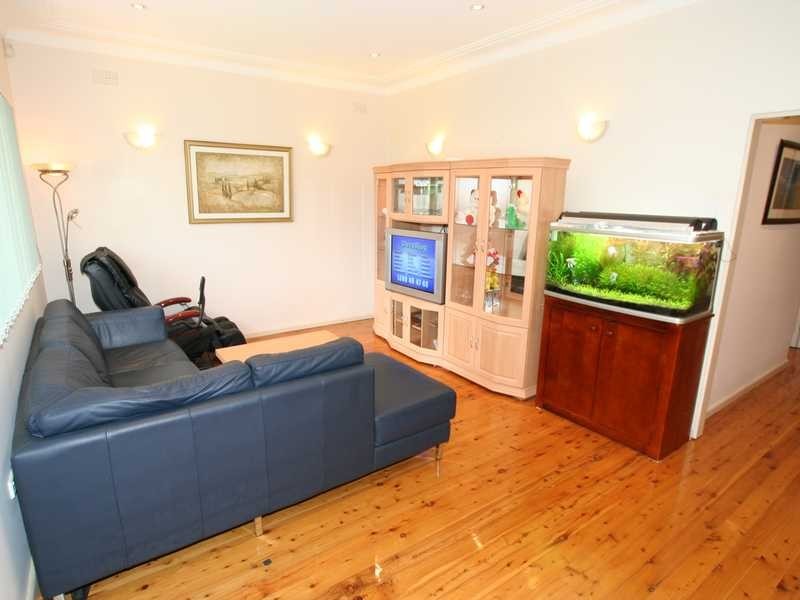 36 Como Road, Greenacre NSW 2190