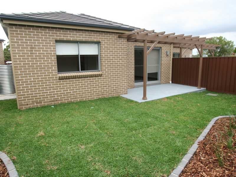 Unit 2/14 Marsden Cres, Peakhurst NSW 2210