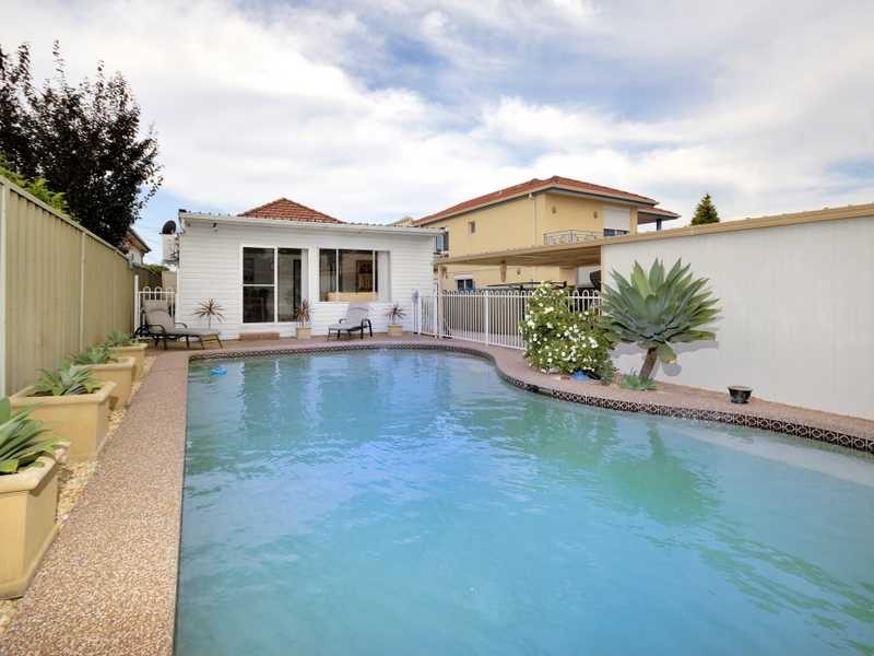 16 Glamis Street, Kingsgrove NSW 2208