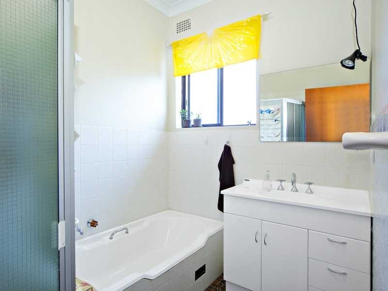 11/16-20 Hampton Court Road, Carlton NSW 2218