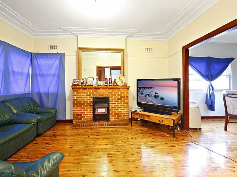 4 Hilton Avenue, Roselands NSW 2196