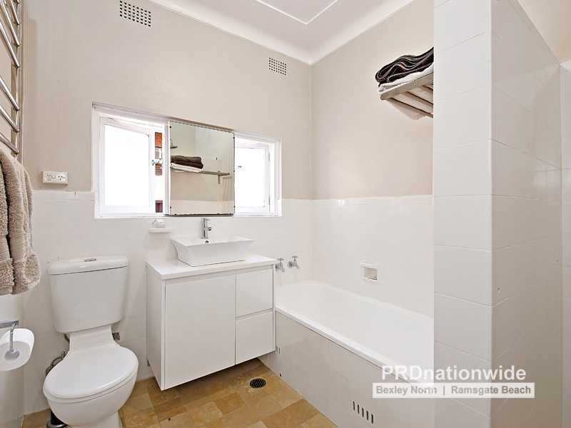 10 New England Drive, Kingsgrove NSW 2208