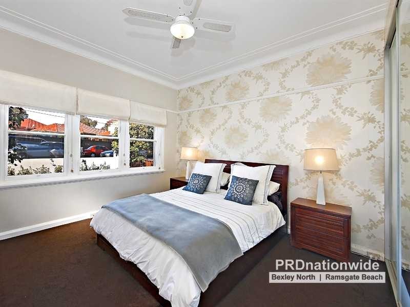 10 New England Drive, Kingsgrove NSW 2208