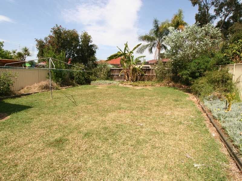 36 Como Road, Greenacre NSW 2190