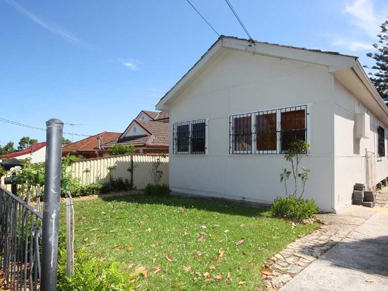 19 Flora Street, Roselands NSW 2196