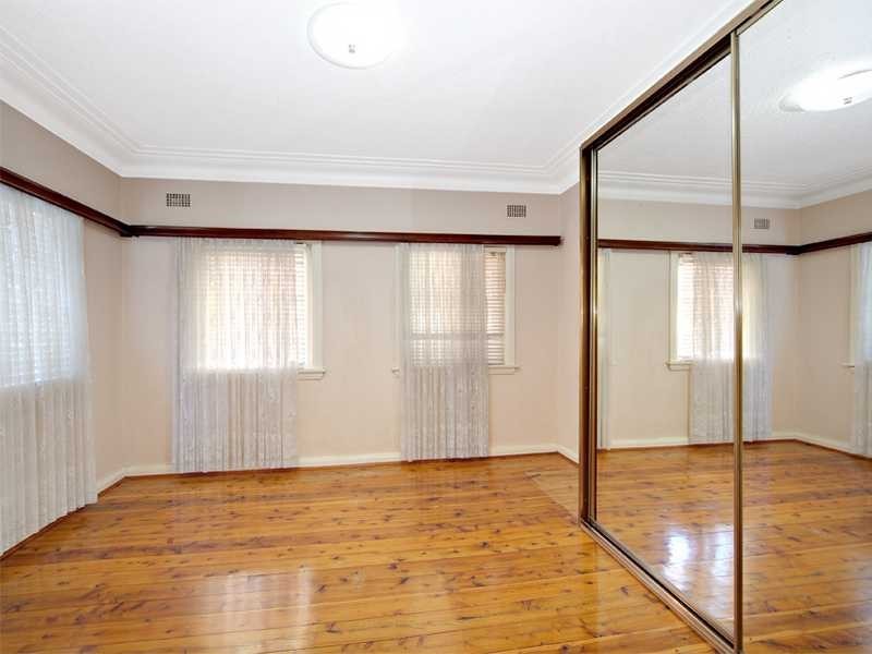 10 Mayfair Crescent, Beverly Hills NSW 2209