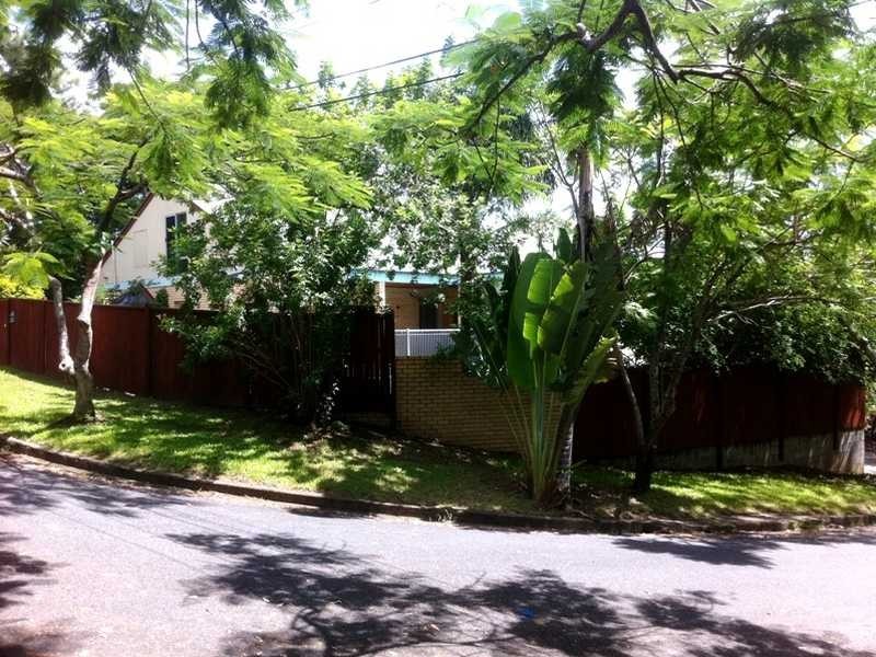 8 Louise Street, Kenmore QLD 4069