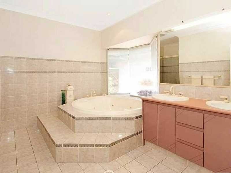 9 Pine County Pl, Bellbowrie QLD 4070