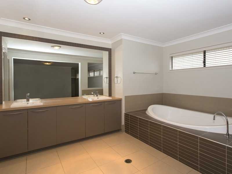 8 Bunya Street, Moggill QLD 4070