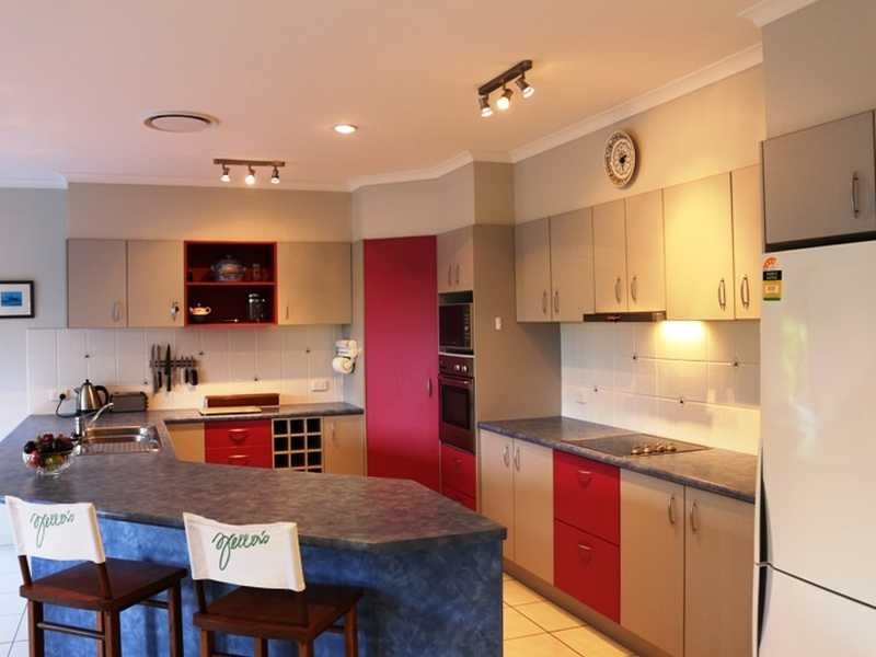 4 PINE COUNTY PLACE, Bellbowrie QLD 4070