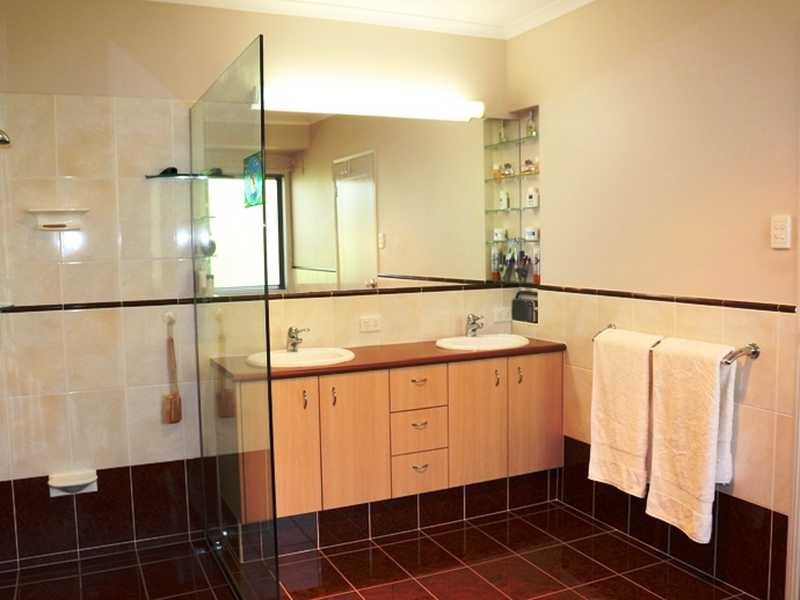 4 PINE COUNTY PLACE, Bellbowrie QLD 4070