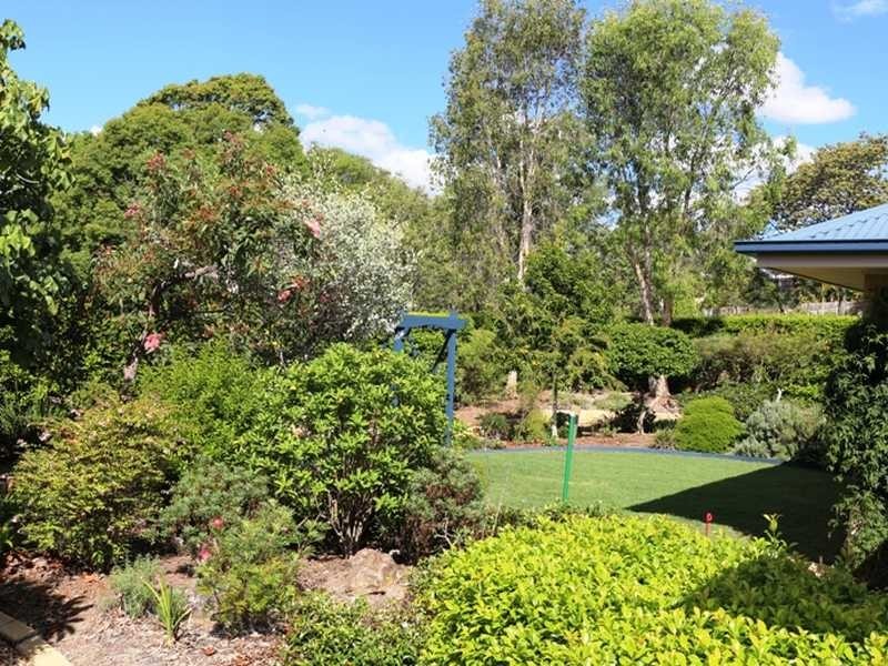 4 PINE COUNTY PLACE, Bellbowrie QLD 4070