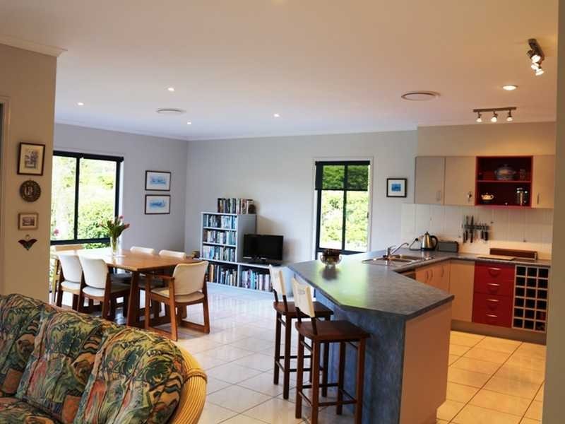 4 PINE COUNTY PLACE, Bellbowrie QLD 4070