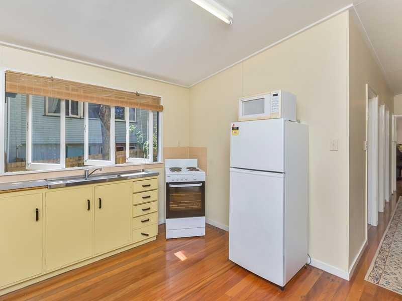 73 MOORDALE STREET, Chapel Hill QLD 4069