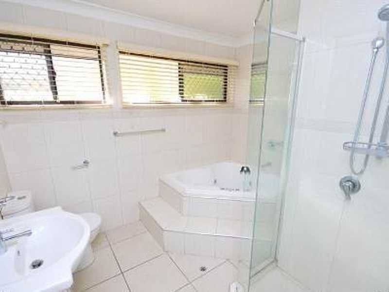 20 Glen Frew Street, Kenmore QLD 4069