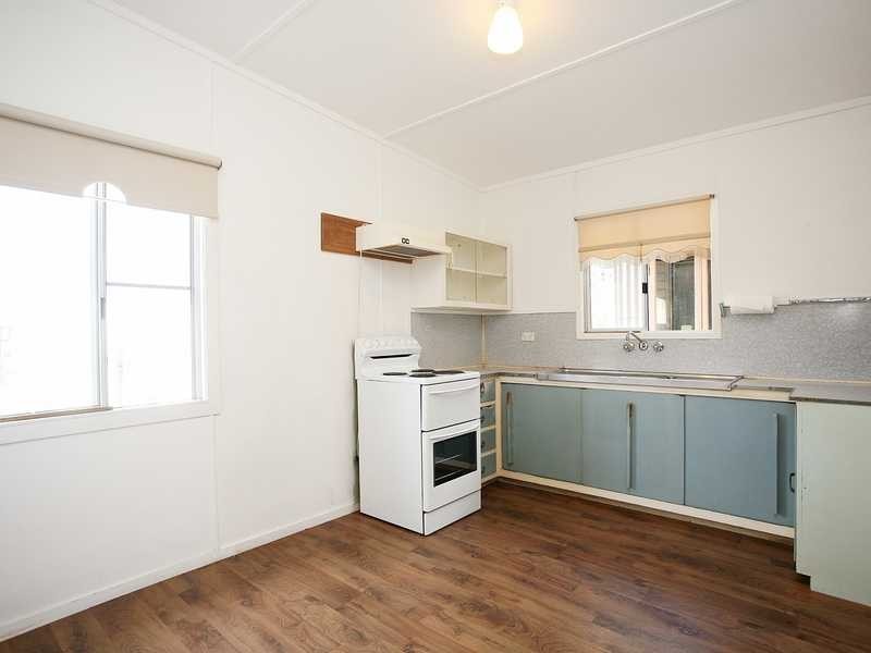 98 SCHOOL RD, Kallangur QLD 4503