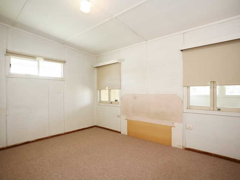 98 SCHOOL RD, Kallangur QLD 4503