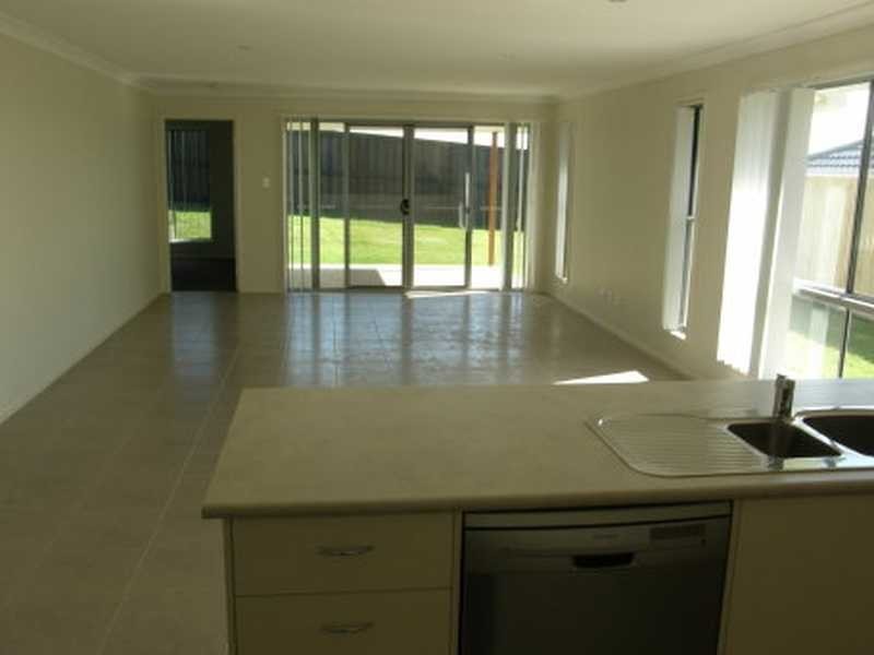 18 Williams Crescent, North Lakes QLD 4509