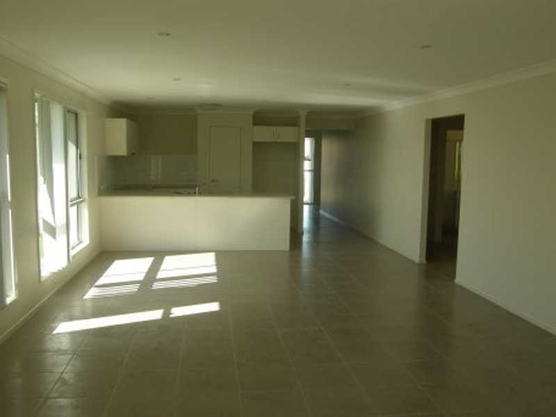 18 Williams Crescent, North Lakes QLD 4509
