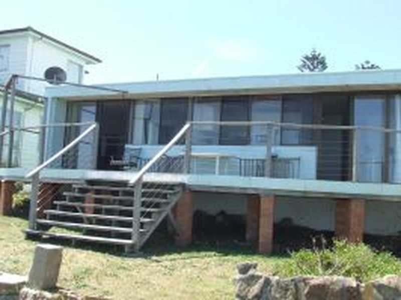 10 Ocean Street, Fishermans Bay NSW 2316