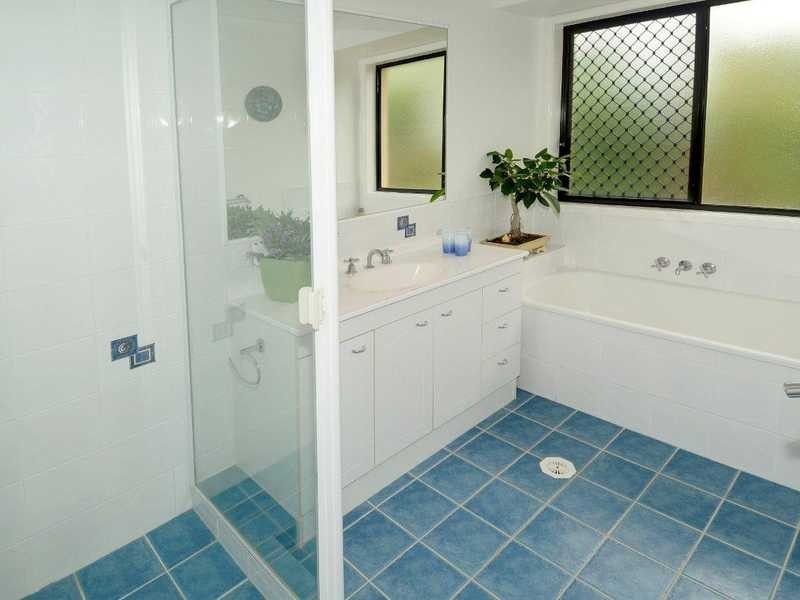 4 WELLMAN CR, Sippy Downs QLD 4556