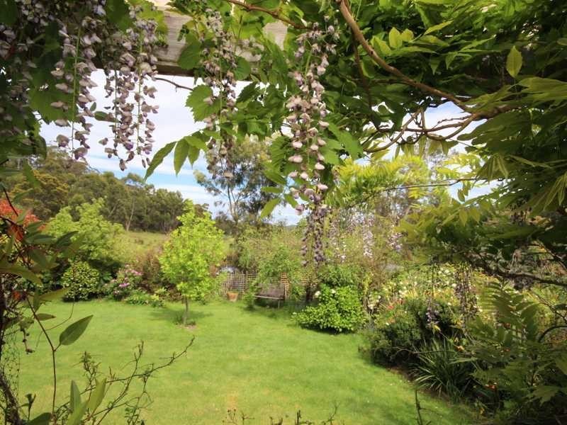 8 Gordons Road, Gardners Bay TAS 7112