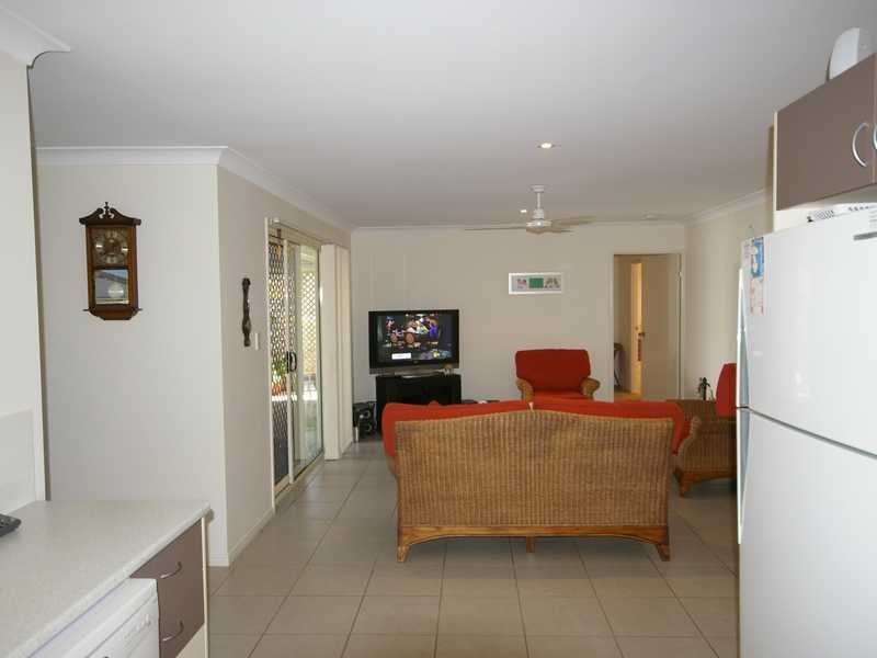 2 Bronte Place, Sandstone Point QLD 4511